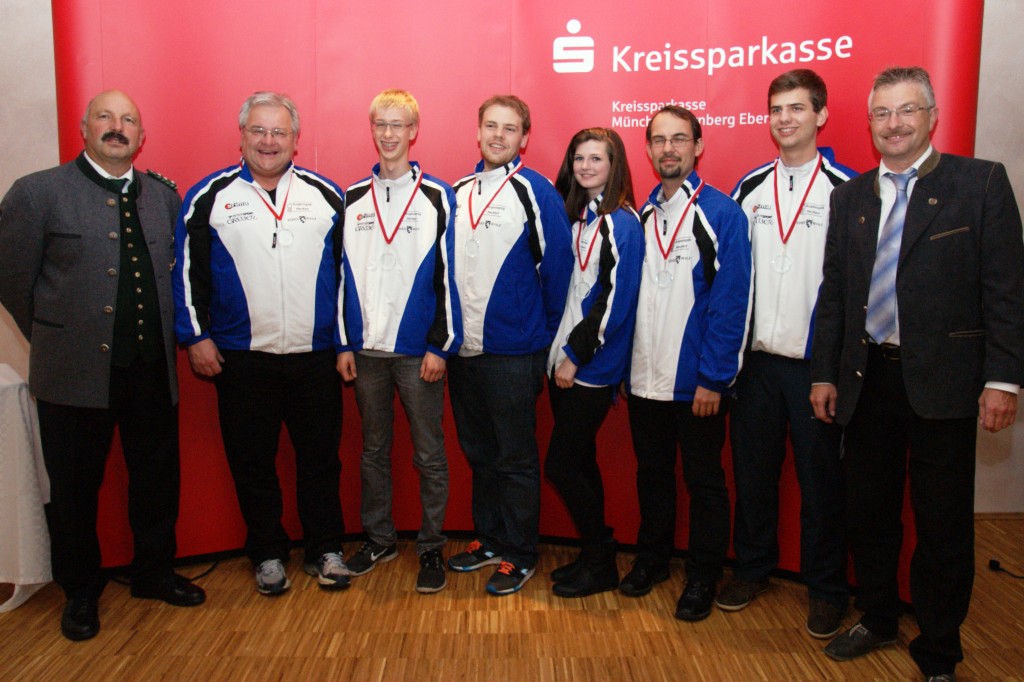 4. SG Gronsdorf: Wettkampfleiter Wolfgang Köstler mit dem Team Anna Estermann, Tobias Unrath, Johann Walser, Silvia Neuberger, Maximilian Pongratz und Kai Klaeren zusammen mit Pokalorganisator Michael Baier von der Kreissparkasse.